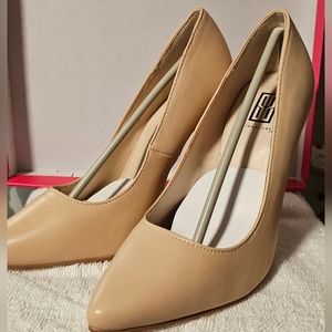 Sapatillas nuevas sin usar sz 7.5 color nude.